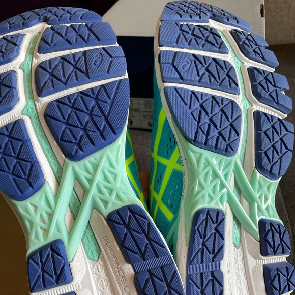 RARE NWT/BOX ASICS Kayano 22 size 9 - Picture 2 of 4